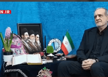 ببینید | کوله‌پشتی دانش آموزان شهید مدرسه میناب سر سفره هفت سین رئیس‌جمهور