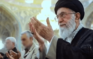 نماز عید فطر امسال به امامت رهبر شهید انقلاب اسلامی و با حضور گسترده تمامی شهدا برگزار شد