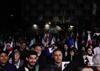 ساعت حوالی ۱:۳۰ نیمه شب؛ ملت خستگی ناپذیر همچنان در میدان انقلاب تهران + فیلم