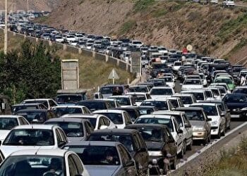 افزایش ترافیک سنگین نوروزی در خروجی‌های تهران/ اعمال محدودیت و هشدار پلیس درباره جاده‌های بارانی + فیلم