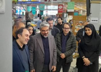 تقدیر مهدی پیرهادی از «مجاهدت در خدمات‌رسانی» کارکنان شهروند/ رضایت شهروندان از تنوع کالایی و طرح‌های حمایتی در بازدید عضو شورای شهر