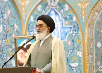 امام جمعه قم: اُمت ما با سلاح تقوا مقاومت کرده و بر عهد خود با ولی‌فقیه استوار است