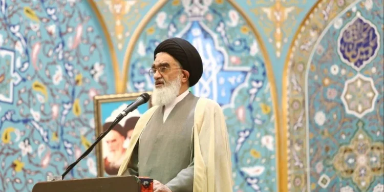 امام جمعه قم: اُمت ما با سلاح تقوا مقاومت کرده و بر عهد خود با ولی‌فقیه استوار است