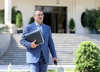 کارگزاران دولت سنگر خدمت را رها نخواهند کرد