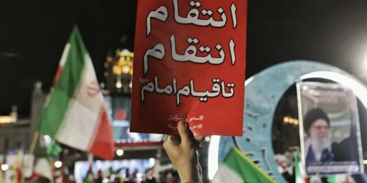 با مشت گره کرده‌ خود می‌گوییم؛ با دشمن ایرانِ علی در جنگیم