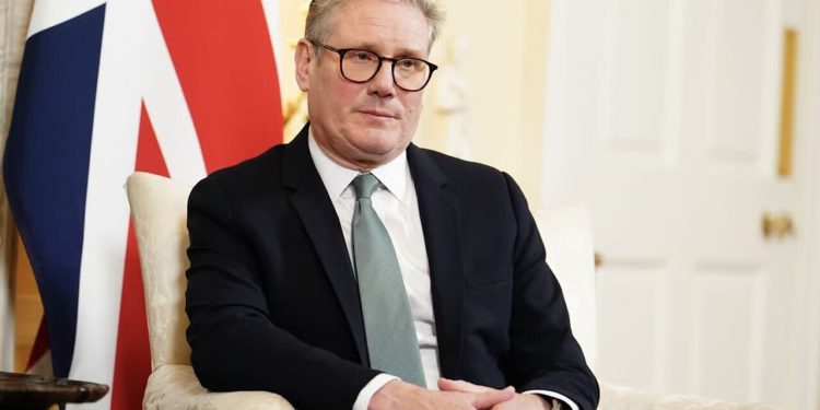 گفتوگوی تلفنی نخستوزیر انگلیس و پادشاه عمان/ دو طرف تداوم آتشبس را حیاتی دانستند/ هیثم بن طارق و استامر درباره ضرورت بازگشت عادی تردد کشتیها در تنگه هرمز رایزنی کردند