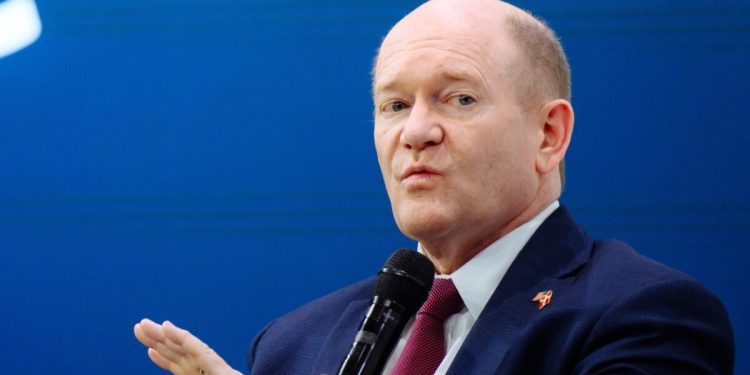 سناتور دموکرات، کریس کونز: قبل از جنگ ترامپ با ایران، تنگه هرمز باز بود اما حالا بسته شده / ترامپ هنوز نمی‌تواند توضیح دهد که این اوضاع چطور آمریکا را امن‌تر کرده