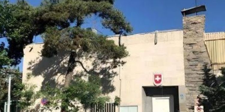 سوئیس: چهار نفر از کارکنان سفارت ما به تهران سفر کرده‌اند و در حال آماده‌سازی برای ازسرگیری تدریجی فعالیت‌های این نمایندگی هستند
