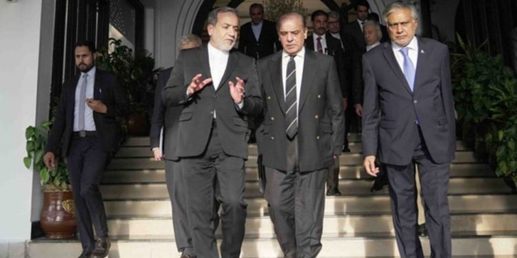 ادعای ایران نیوانس: عراقچی پیش از سفر به مسکو، دوباره به پاکستان خواهد رفت / چند نفر از تیم او امروز برای مشورت به تهران بازگشتند و فردا دوباره به او خواهند پیوست