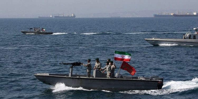 پرس تی‌وی به نقل از یک منبع امنیتی بلندپایه ایرانی: نیروهای مسلح ایران معتقدند صبر حد و مرزی دارد و اگر واشنگتن به محاصره خود ادامه دهد، پاسخی دردناک ضروری شده / خویشتنداری نیروهای مسلح برای دادن فرصت به دیپلماسی و مهلت دادن به واشنگتن برای درک شروط ایران بود