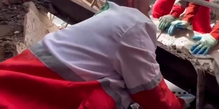نجات گربه از زیر آوارِ بمبارانِ دشمن توسط امدادگران