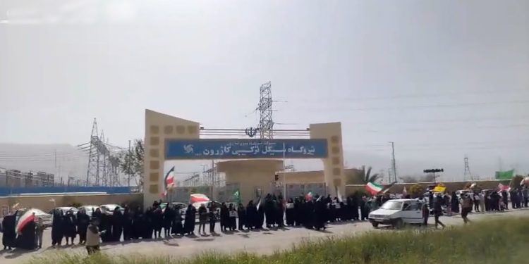 تصاویر زنجیره انسانی مقابل زیرساختهای کلیدی ایران