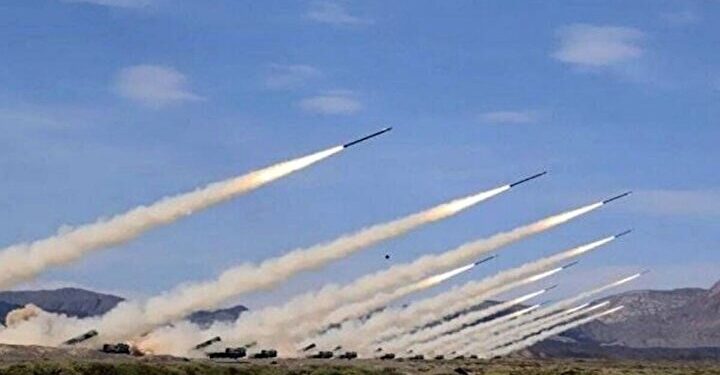 مقرهای فرماندهی، عملیاتی، لجستیکی و زیرساختهای صنعتی – نظامی آمریکایی و صهیونیستی هدف موج ۹۸ عملیات وعده صادق ۴ + فیلم