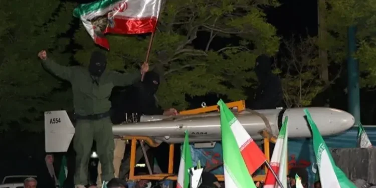 گاردین روایت ترامپ از ایران را رد کرد