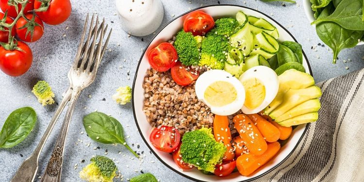 چطور با رژیم گیاهخواری روزانه ۵۰ تا ۱۰۰ گرم پروتئین دریافت کنیم؟
