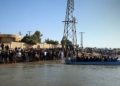 گزارش تصویری:جابجایی شهروندان سوری در دیر الزور با قایق در پی بالا آمدن سطح آب رود فرات