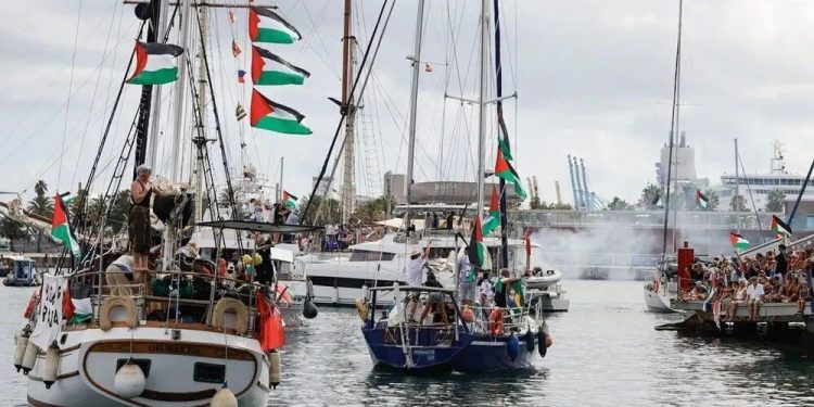 الجزیره: اسرائیل کنترل کشتیهای «ناوگان جهانی مقاومت» را به دست گرفت/ ۱۰۰ نفر از اعضای این ناوگان که از ترکیه آمده بودند، دستگیر شدهاند