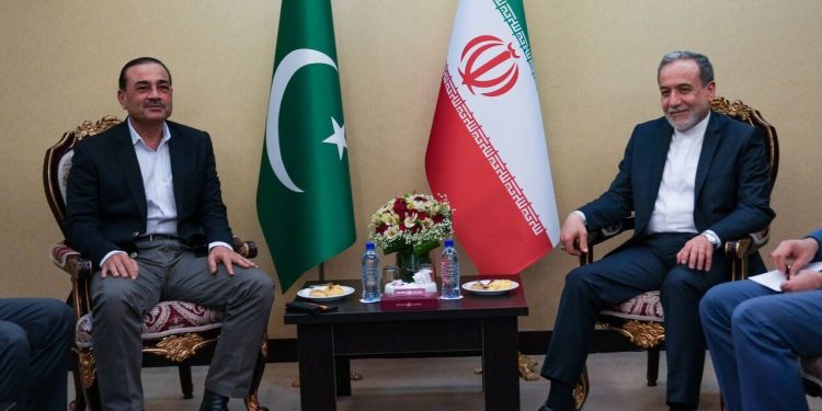 دیدار و گفت‌وگوی فرمانده ارتش پاکستان با عراقچی در تهران/ رایزنی طرفین درباره ابتکارات دیپلماتیک برای خاتمه جنگ
