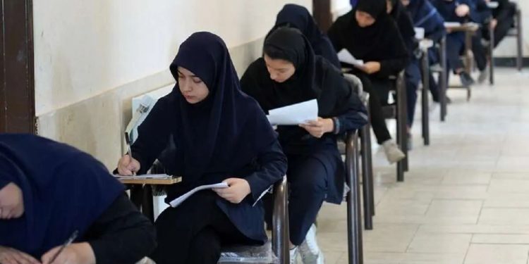 آموزش و پرورش: از ۹ خرداد امتحانات دانش‌آموزان پایه‌های اول تا دهم آغاز شده/ برای پایه‌های یازدهم و دوازدهم، پیش‌بینی شده که امتحانات از ۲۱ تیر تا ۱۵ مرداد برگزار شود؛ در صورت عادی شدن شرایط این آزمون‌ها حضوری است