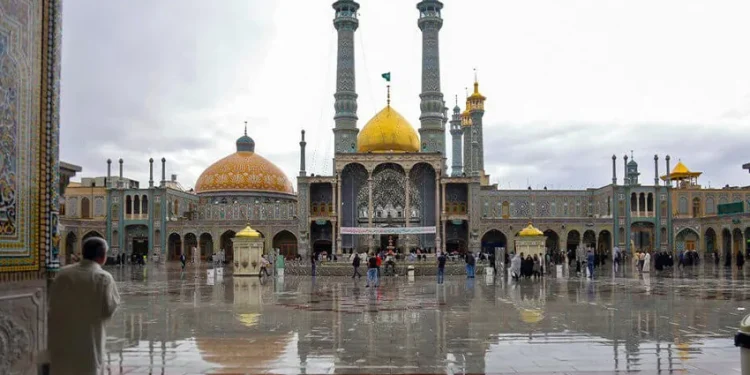 مهر: دفن امانتی پیکر رهبر شهید در حرم حضرت معصومه(س) صحت ندارد