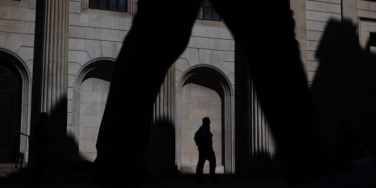 اقتصاد بریتانیا در آوریل کوچک میشود؛ شوک انرژی جنگ ایران اثر میگذارد