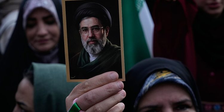 مجتبی خامنه‌ای: درباره تفاهم‌‌نامه دیدگاه متفاوتی داشتم ولی پزشکیان تعهد داد و من اجازه را صادر کردم