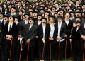 صدها نفر با لباس چارلی چاپلین در سوئیس رکورد جهانی را امتحان می‌کنند