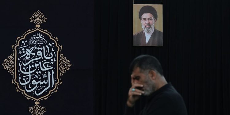 با نزدیک شدن به مراسم تشییع علی خامنه‌ای؛ مجتبی خامنه‌ای کجاست؟
