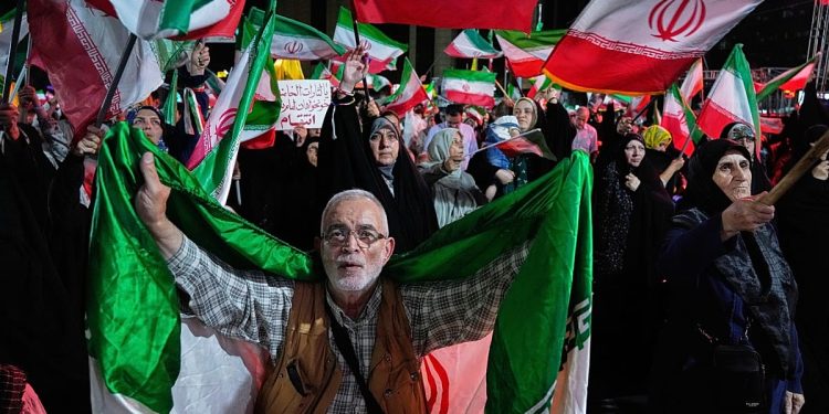 شمارش معکوس برای «امضای الکترونیکی» تفاهمنامه ایران و آمریکا؛ مخالفان توافق تجمع شبانه برگزار کردند