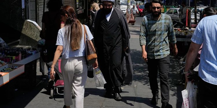 انقلاب، فروپاشی یا استحاله؛ آینده دموکراسی در ایران چگونه رقم خواهد خورد؟