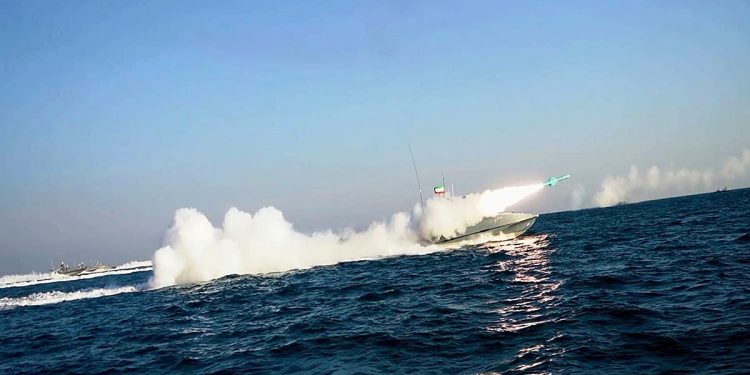 ایران به سمت ناوشکن‌های آمریکایی در دریای عمان «موشک و پهپاد اخطار» شلیک کرد