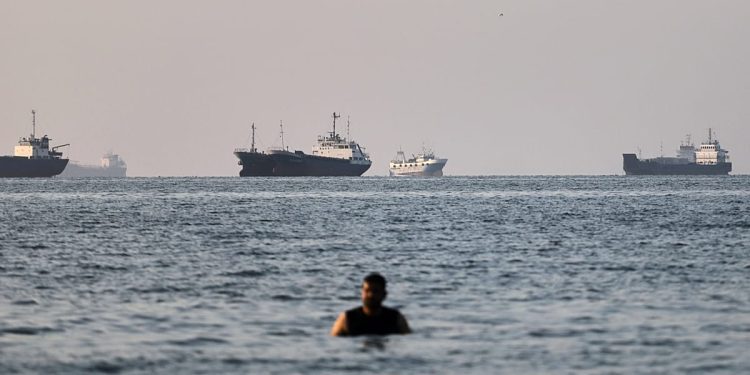 نفت کشورهای خلیج فارس در بازار جهانی؛ آیا کنترل ایران بر تنگه هرمز در حال کاهش است؟