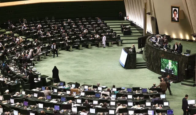 فارس: ۶۲ نماینده از تجمع مقابل مجلس انصراف دادند