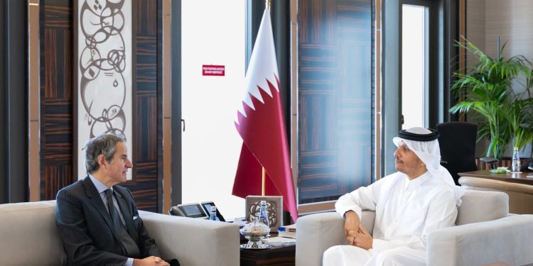 دیدار گروسی با نخست وزیر قطر در دوحه