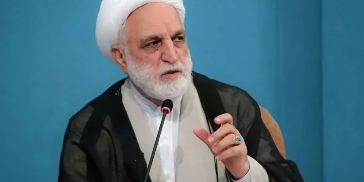 رئیس قوه قضائیه: مذاکره به هیچ وجه به معنای تسلیم در برابر آمریکا نیست، اما متأسفانه گاهی برخی از افراد بی‌توجهی می‌کنند و سخنانی بر زبان می‌رانند که دشمن را در توهم وجود اختلاف و انشقاق در داخل کشور فرو می‌برد