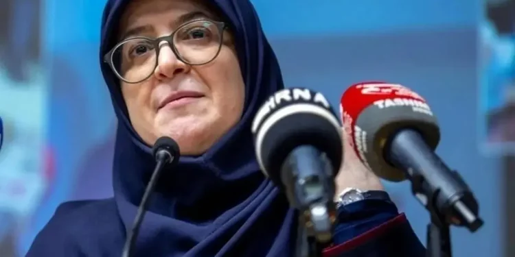 سخنگوی دولت: متأسفانه برخی تریبون‌ها، به جای نقد منصفانه، مسیر تخریب دولت را در پیش گرفته‌اند/ یکی از مهم‌ترین عرصه‌هایی که این روزها محل قضاوت‌های شتاب‌زده قرار گرفته، موضوع مذاکرات است/ مذاکره، همانند توان دفاعی، یکی از ابزارهای تأمین منافع ملی است/ تضعیف مذاکره‌کنندگان و گاه خدشه به اعتبار مدافعان امنیت می‌تواند قدرت چانه‌زنی ایران را کاهش دهد