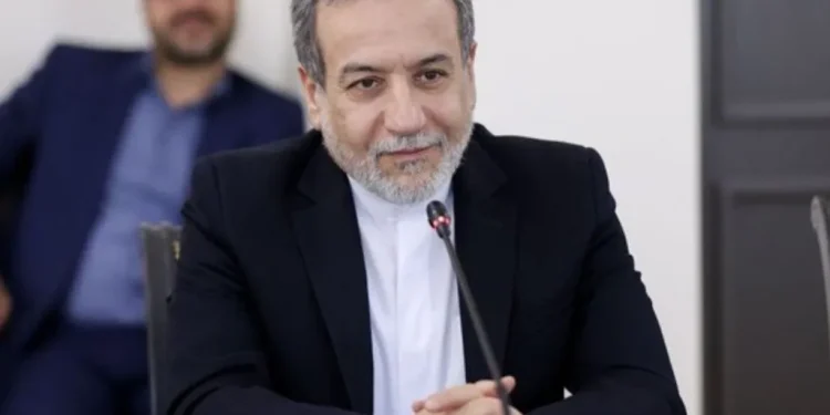 عراقچی همتای انگلیسی خود را در جریان آخرین روند مذاکرات و پیشرفت‌های حاصل‌شده در اجرای تفاهمات قرار داد / دو طرف بر تداوم رایزنی‌های دیپلماتیک تأکید کردند