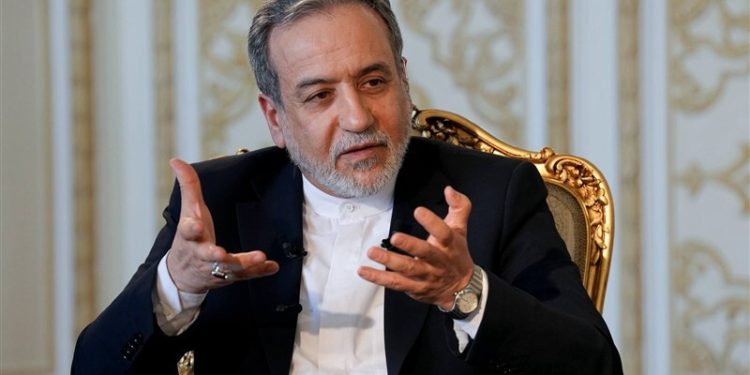 عراقچی: با توجه به ملاحظات امنیتی، دستگاه‌های اطلاعاتی حضور علنی رهبر انقلاب را توصیه نمی‌کنند