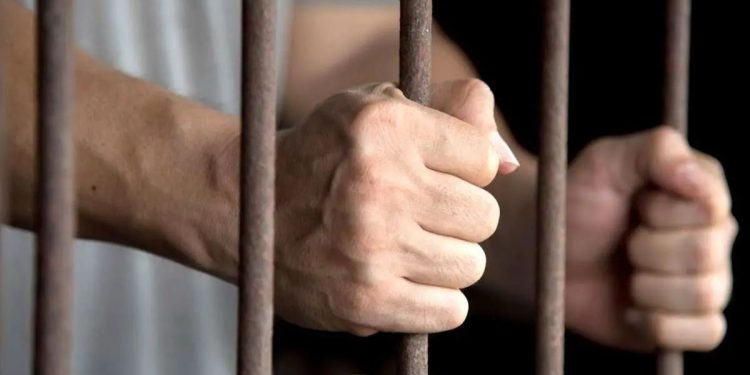 جزئیات عفو و تخفیف مجازات ۲ هزار نفر از محکومان/ قوه قضائیه: افرادی که بخشی از دوران محکومیت خود را سپری کرده‌اند و نشانه‌های اصلاح در آن‌ها مشاهده شده باشد، در اولویت بررسی قرار می‌گیرند/ محکومان جرایم امنیتی، جاسوسی و اقدام علیه امنیت داخلی، مشمول عفو نخواهند شد/ پرونده‌هایی که دارای شاکی خصوصی هستند، تا زمان جلب رضایت امکان بهره‌مندی از عفو را ندارند