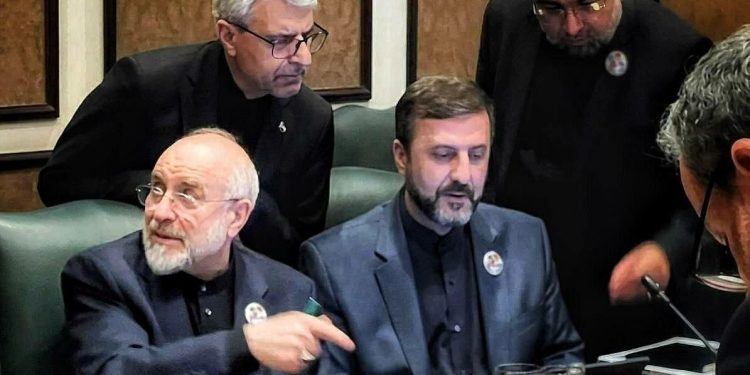 ادعای الجزیره: پاسخ ایران روی میز [مقامات کشور] قرار دارد و در انتظار امضا یا اصلاح است / پرونده‌های لبنان و تنگه هرمز همچنان از نقاط اختلاف در مذاکرات به شمار می‌روند