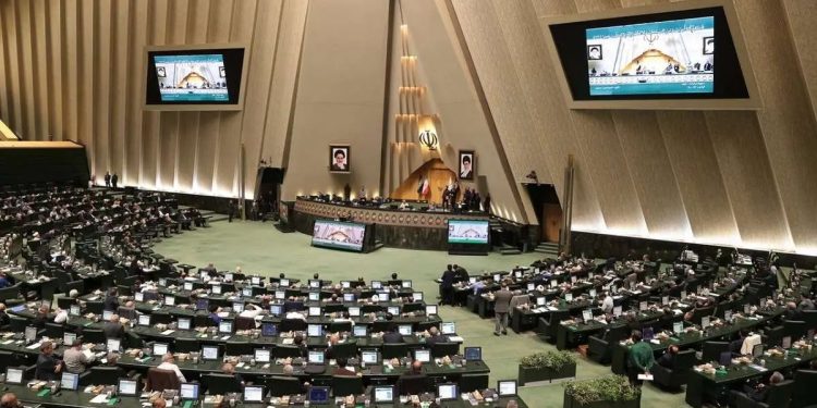 گودرزی، سخنگوی هیات رئیسه مجلس: عدم برگزاری جلسات صحن، در پی مکاتبات شورای عالی امنیت ملی و نهادهای امنیتی انجام شده/ رئیس مجلس برای برگزاری صحن علنی، در اردیبهشت ماه طی نامهای درخواست کرد که شعام نظر جدید خود را ارائه کند؛ تا امروز پاسخی دریافت نشده