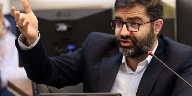 سقاب اصفهانی، معاون پزشکیان: در پیک تابستان احتمالا ۲۴ تا ۲۹ درصد تقاضای برق را نمی‌توانیم جواب بدهیم؛ این میزان با همه ظرفیت‌هایی که در سوخت‌های جایگزین تامین کنیم نیز قابل تامین نیست / حتی سناریوی بدبینانه را باید در این باره در نظر داشت / راهکارهای رفع ناترازی انرژی را طراحی کرده‌ایم