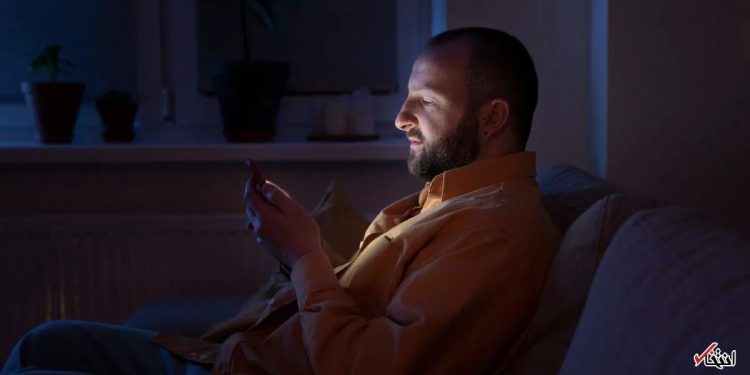 تنها ۱۵ دقیقه استفاده از گوشی در تاریکی می‌تواند بینایی شما را مختل کند