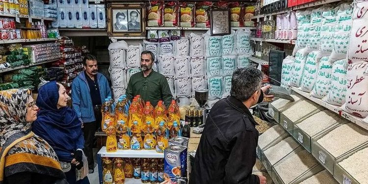 یک منبع: پرداخت کالابرگ حتی پیش از افزایش، با حدود ۱۴ همت ناترازی ماهانه روبه‌رو است/ اگر این افزایش با خلق پول همراه باشد، ممکن است چند ماه بعد اثر آن در قالب تورم جدید ظاهر شود/ دولت به‌دنبال تأمین منابع از محل کاهش برخی هزینه‌های داخلی و اولویت‌بندی بودجه‌ای است