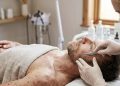 لایه‌برداری پوست با تیغ؛ روشی محبوب برای پوستی صاف و درخشان یا مدی زودگذر؟