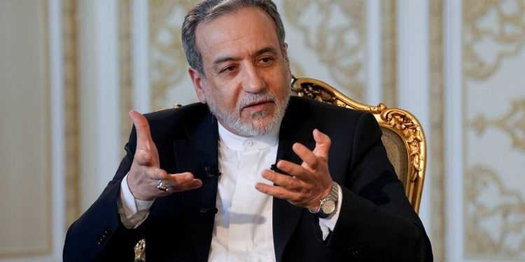 واکنش عراقچی به ادعای ترامپ: تنگه هرمز در آب‌های بین‌المللی قرار ندارد؛ هزاران مایل از سواحل ایالات متحده فاصله دارد /نیروهای خارجی که در نزدیکی قلمرو ما قرار دارند، همواره در معرض خطر هستند؛ چه به‌سبب خطاهای انسانی خود، چه حوادث ساده، و چه احتمال گرفتار شدن در تبادل آتش / ایران زبان دیپلماسی را ترجیح می‌دهد؛ با این حال، ما به زبان‌های دیگر نیز سخن گفتن را به‌خوبی می‌دانیم