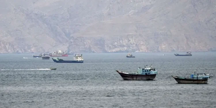 صداوسیما: با هشدار سپاه به شناورهای متخلف، تقاضای کشتی‌ها برای تردد در تنگه هرمز افزایش یافت