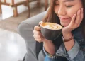 دانه کامل قهوه یا قهوه آسیاب‌شده؟ متخصص تغذیه بهترین انتخاب را توضیح می‌دهد