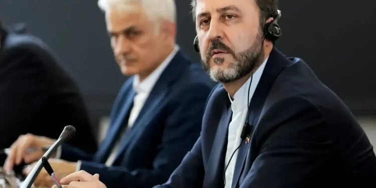 غریب‌آبادی: اگر عمان به هر طریقی تمایلی به ایجاد یک رژیم مشترک برای آینده تنگه هرمز نداشته باشد، ایران این امر را به تنهایی پیش خواهد برد/ اولویت ما این است که حتماً با کشور ساحلی دیگر درباره این ترتیبات به تفاهم برسیم / ایران و عمان درباره دریافت هزینه خدمات و ترتیبات جدید اشتراک نظر دارند