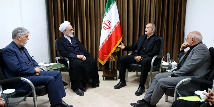پزشکیان در دیدار با مدیر حوزه‌های علمیه: حفظ وحدت ملی مهم‌ترین ضرورت عبور از شرایط کنونی است / پیشرفت تلاش‌های دیپلماتیک برای رفع محدودیت‌های بین‌المللی و ایجاد گشایش‌های اقتصادی؛ نتایج این رویکرد در حوزه‌های مختلف اقتصادی و تجاری اثربخش بوده / آیت‌الله اعرافی: ورود دولت به عرصه مذاکرات و پیگیری مسیر‌های دیپلماتیک نیز اقدامی مهم است